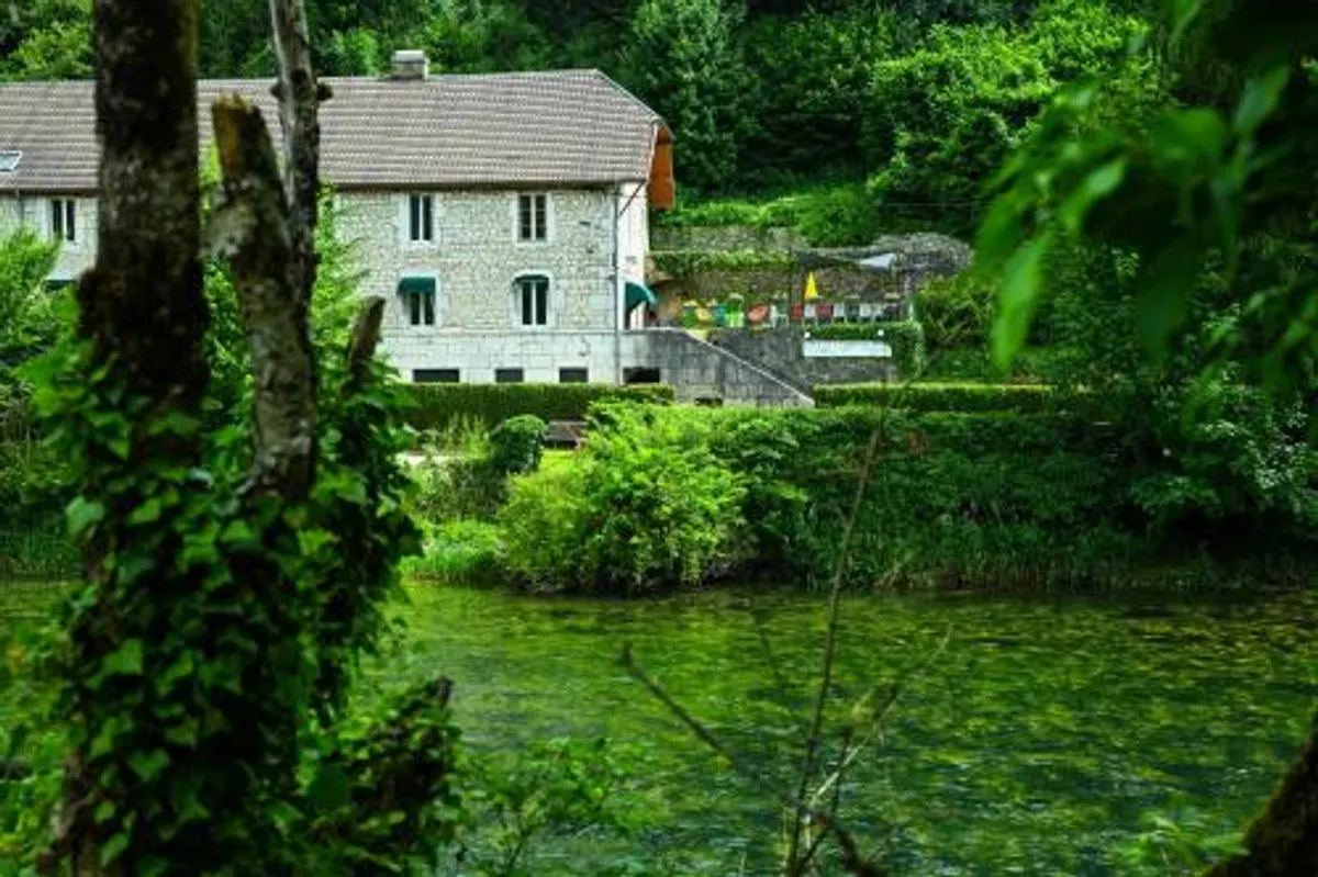 Image of Privatisez un ancien hôtel Gîte de groupe La Truite d Or au bord de la rivière à partir de 39 euros pers nuit