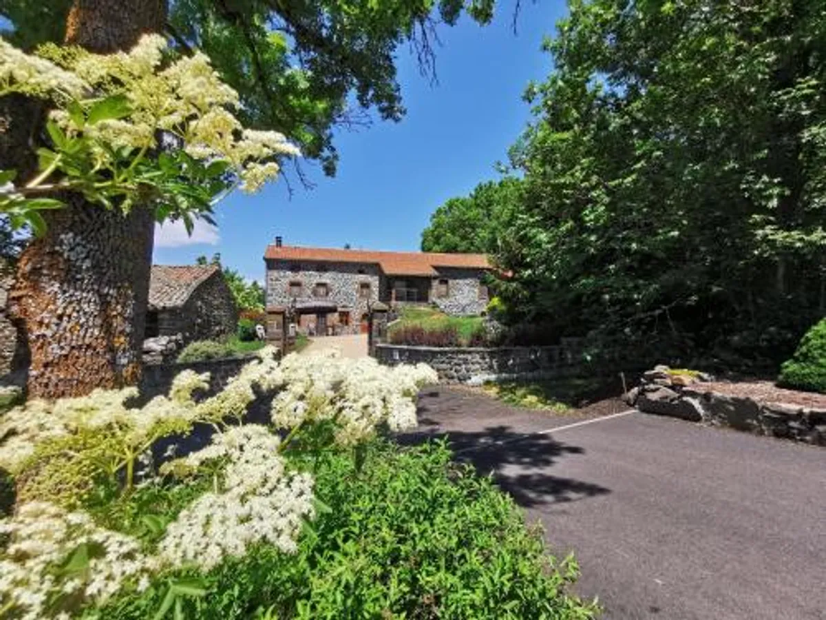 Image of Le clos des pierres rouges