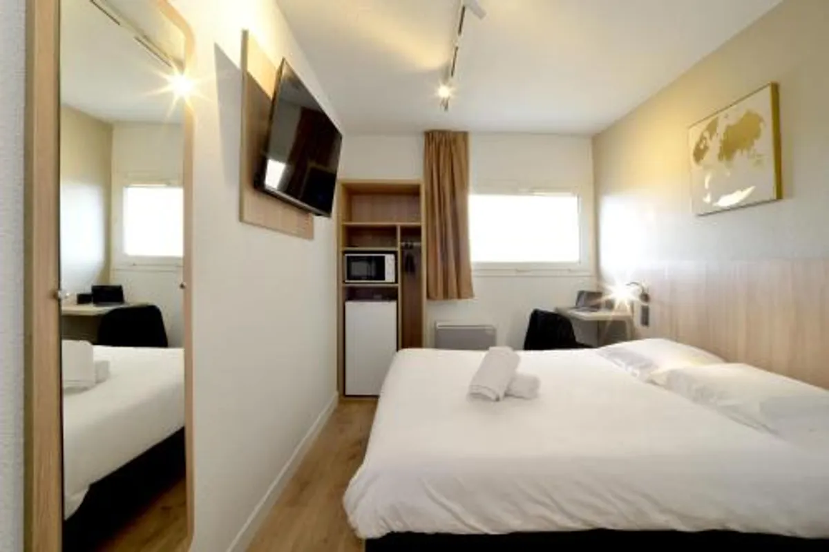 Image of Hotel Cerise Lens