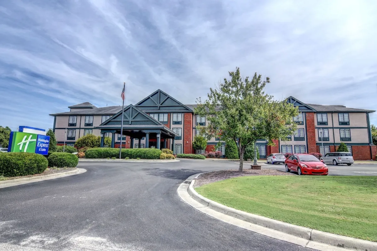Image of Holiday Inn Express & Suites Wallace-Hwy 41