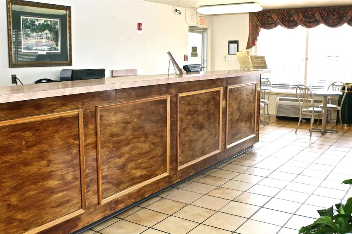 Image of Family Inns of America - Mobile