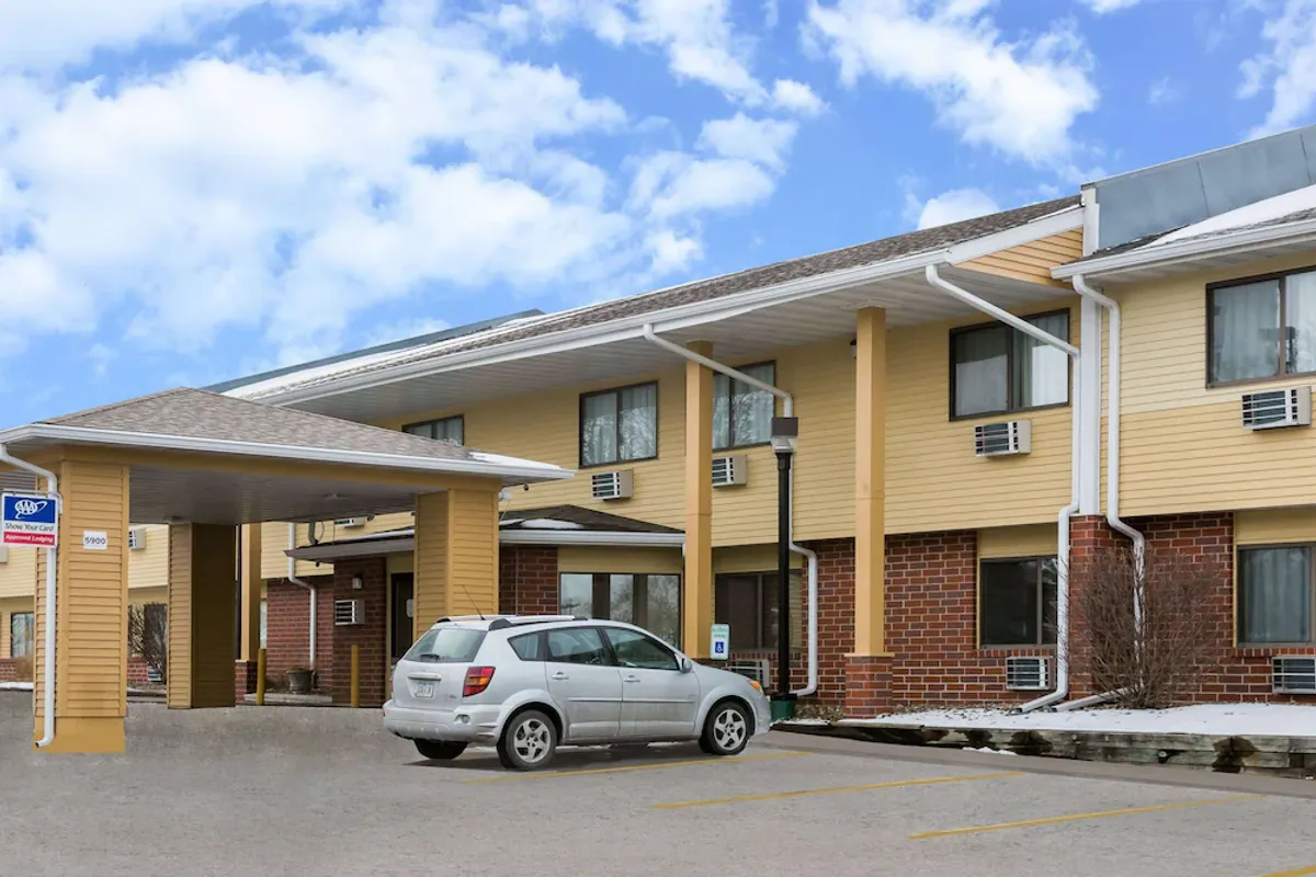 Image of Super 8 by Wyndham Urbandale/Des Moines Area