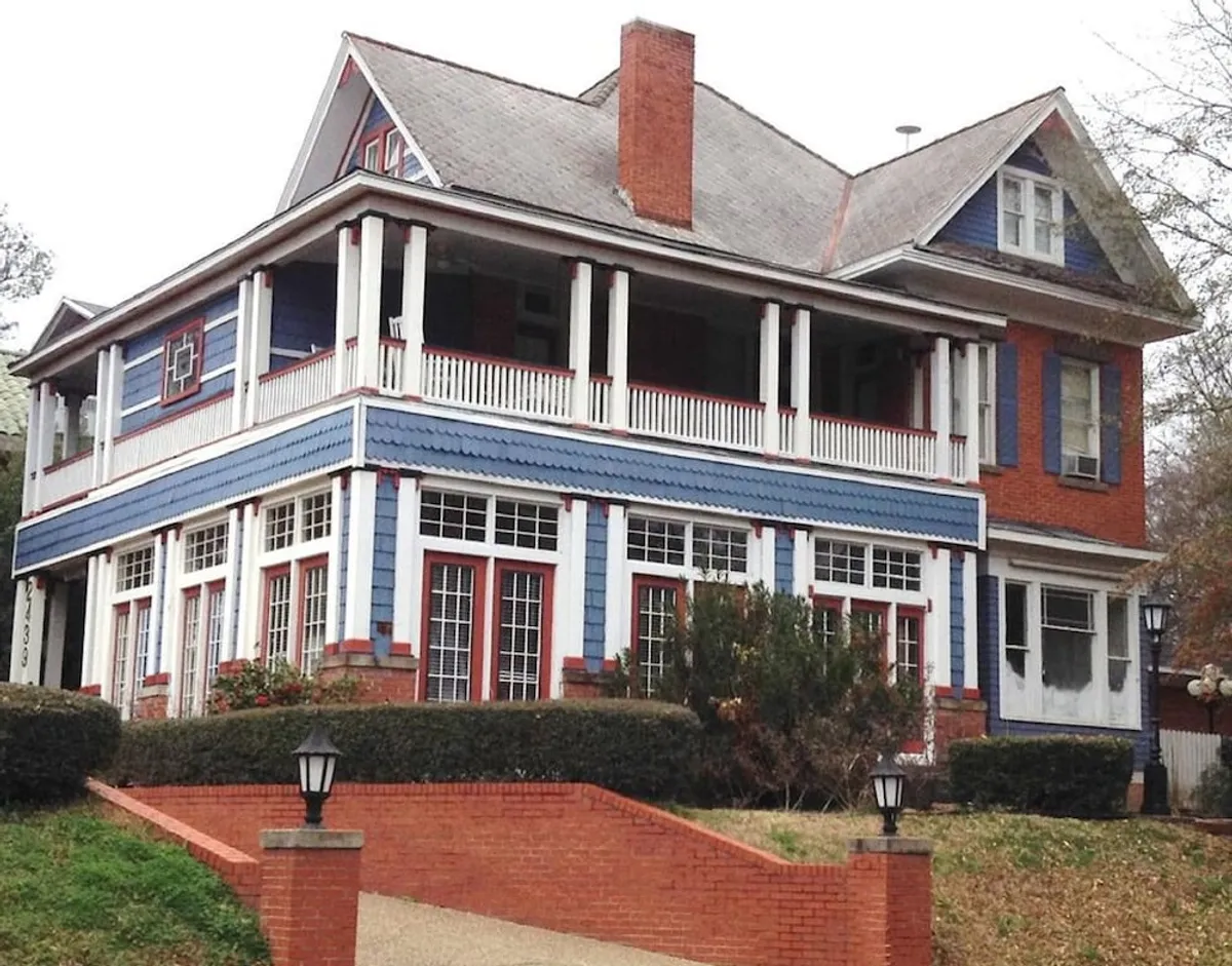 Image of 2439 Fairfield "A Bed and Breakfast"