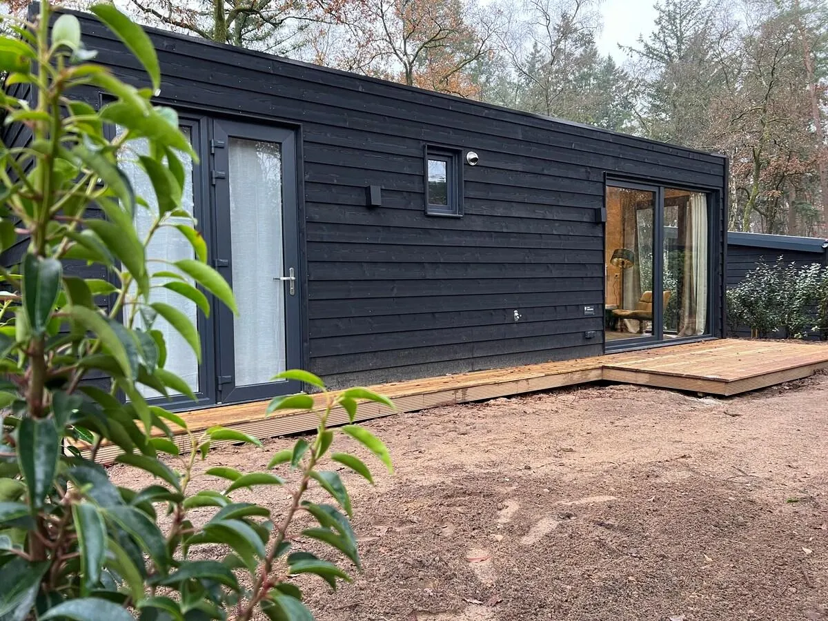 Image of Houten tiny house omringd door natuur