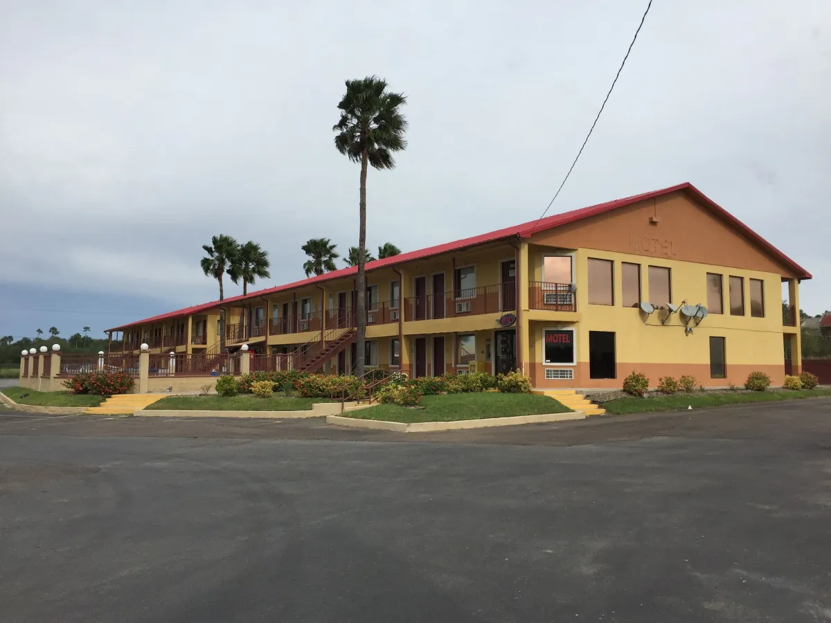 Image of Deluxe Inn Airport