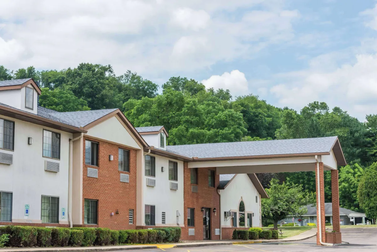 Image of Super 8 by Wyndham Coshocton Roscoe Village