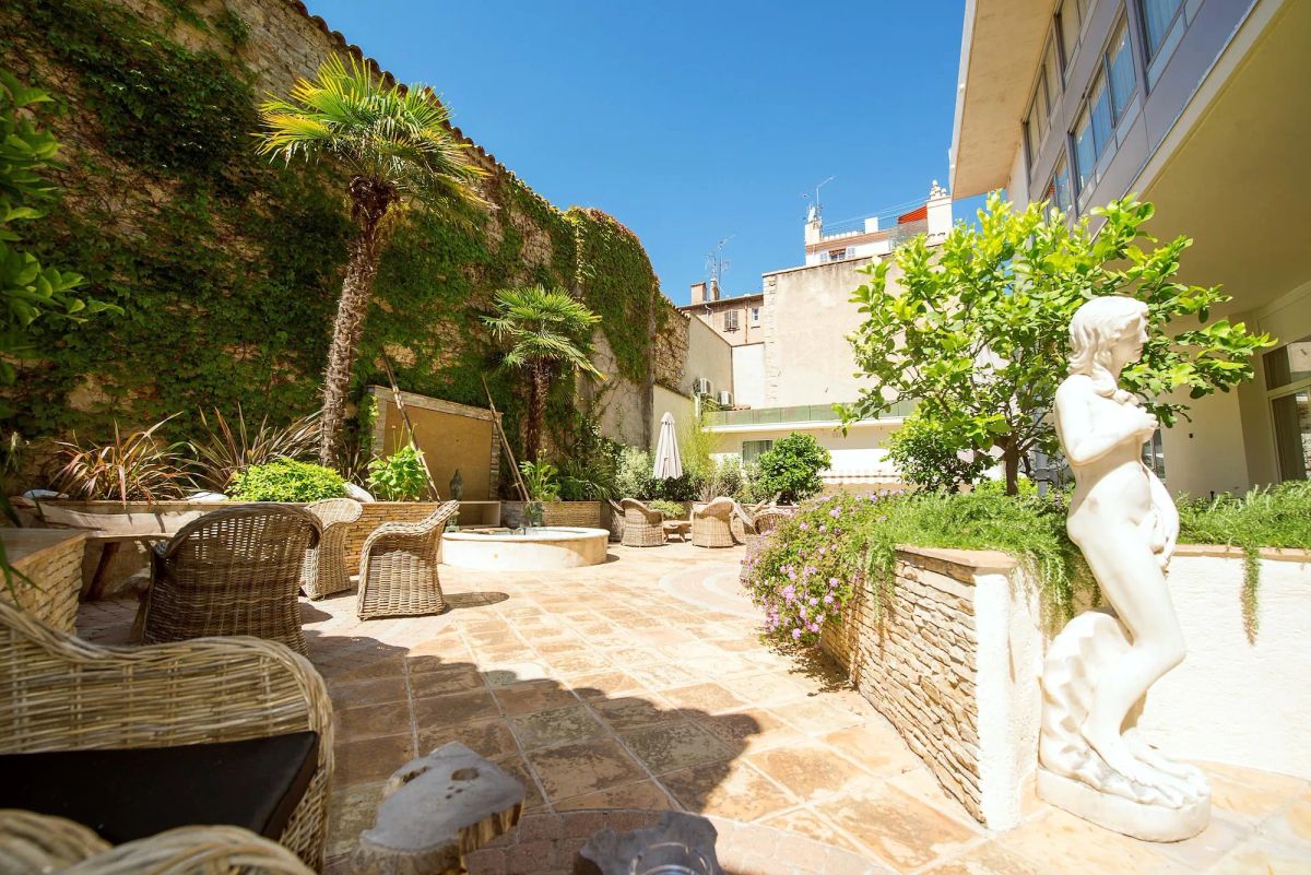 Image of Best Western Premier Le Patio des Artistes Wellness Jacuzzi