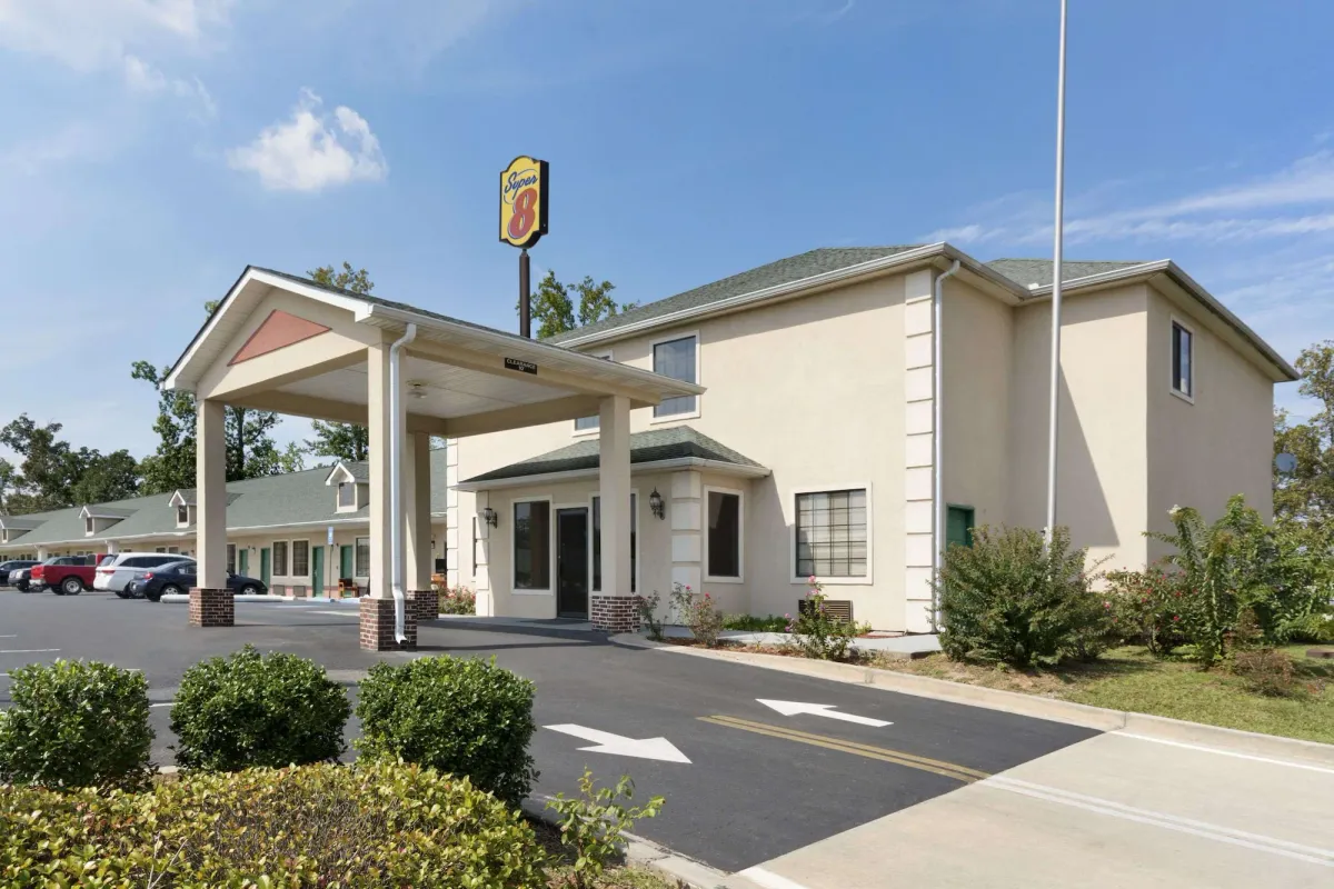 Image of Super 8 by Wyndham Chatsworth/Dalton