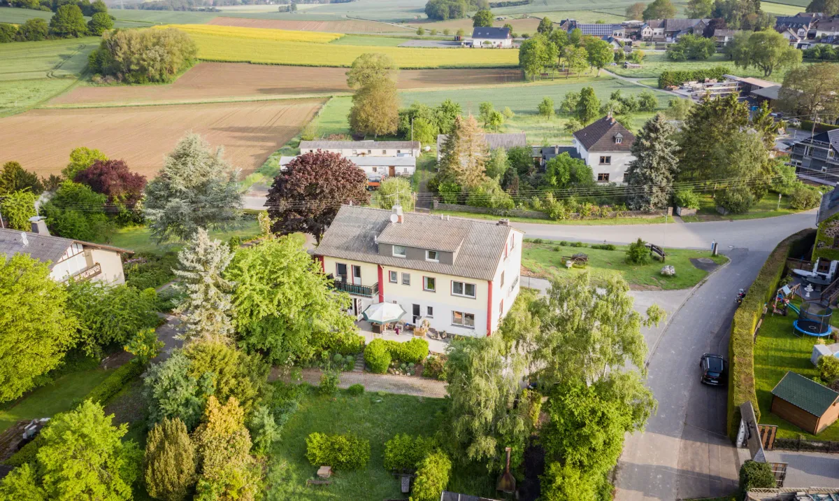 Image of Landhaus vor Burg Eltz