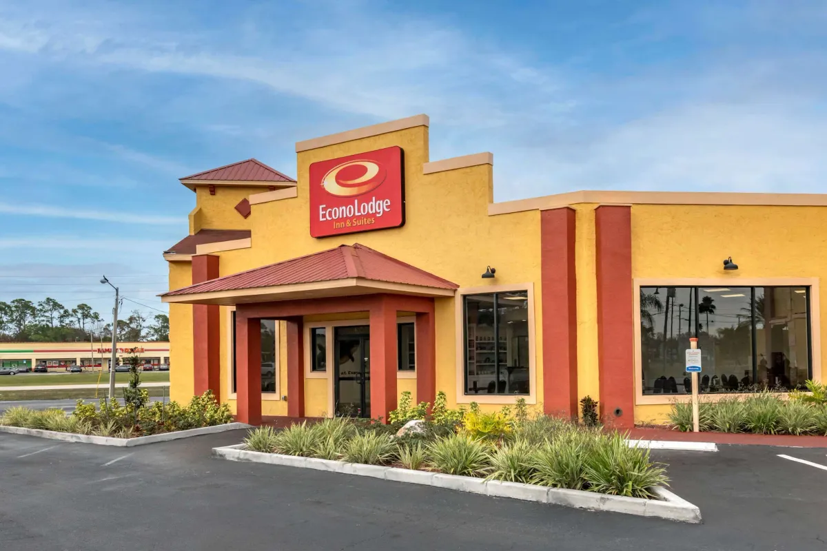 Image of Econo Lodge Inn & Suites Maingate Central