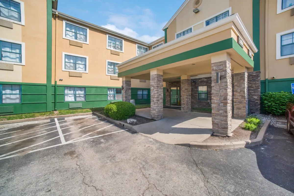 Image of HomeTowne Studios by Red Roof St. Louis - Airport/N Lindbergh