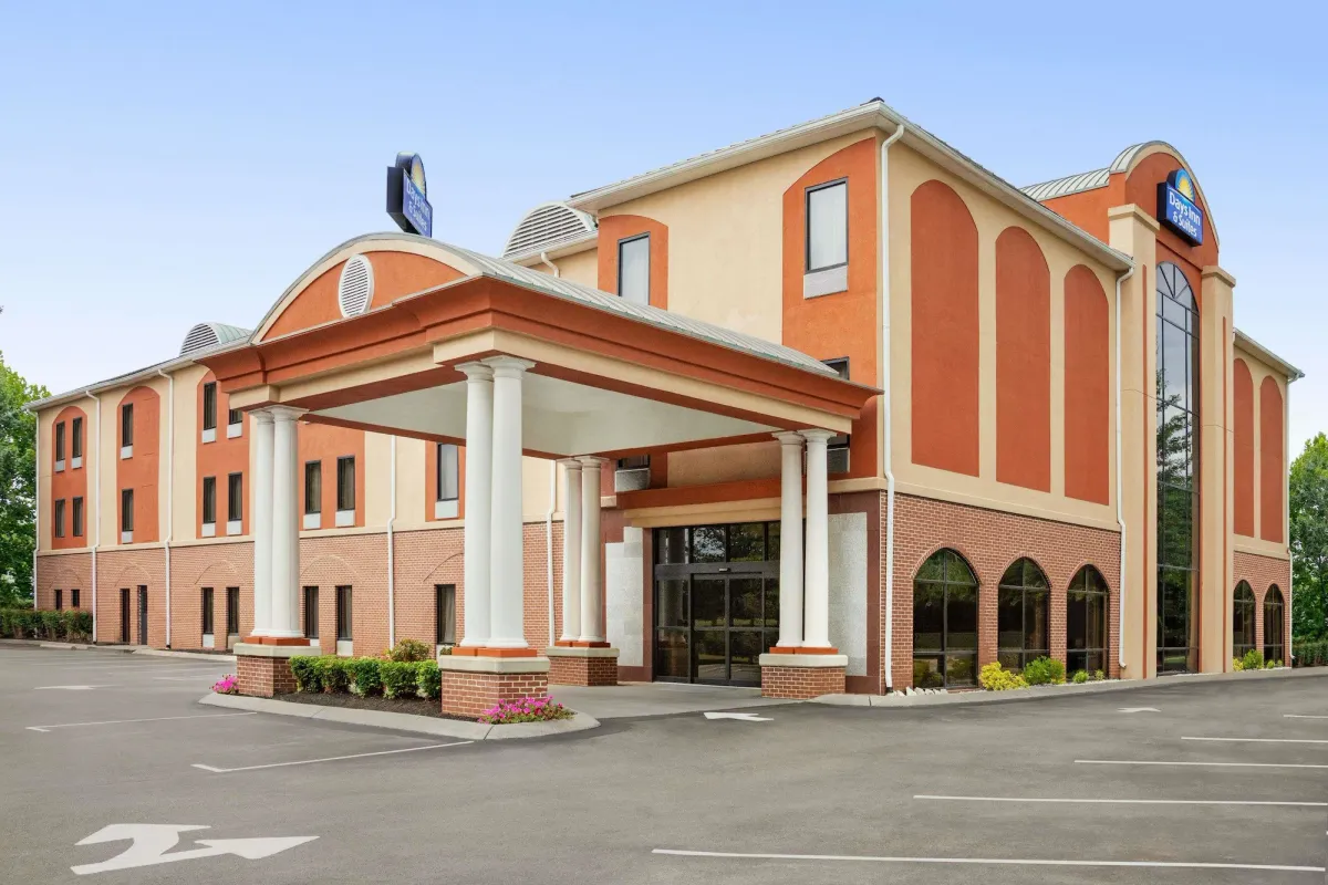 Image of Days Inn & Suites by Wyndham Murfreesboro