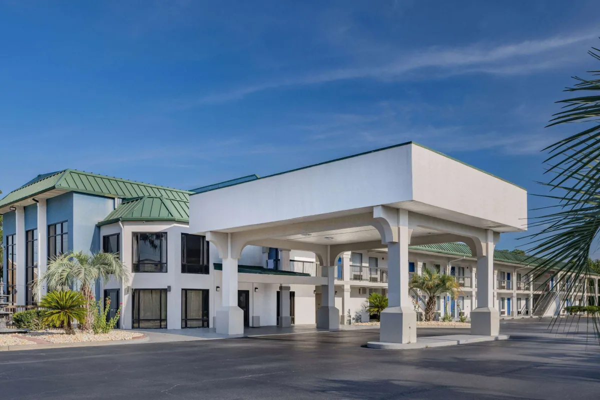 Image of Days Inn & Suites by Wyndham Savannah Midtown