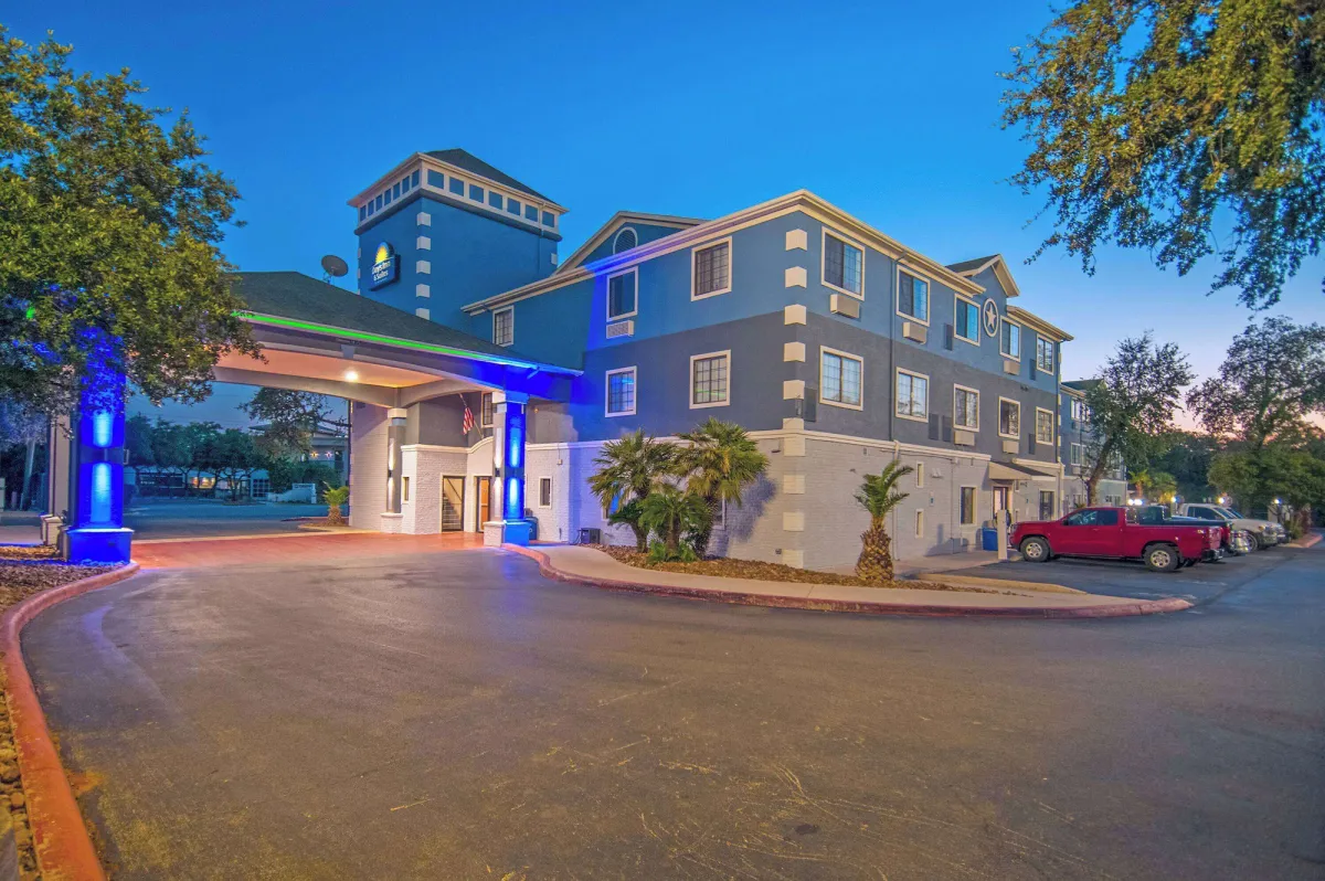 Image of Days Inn & Suites by Wyndham San Antonio North/Stone Oak