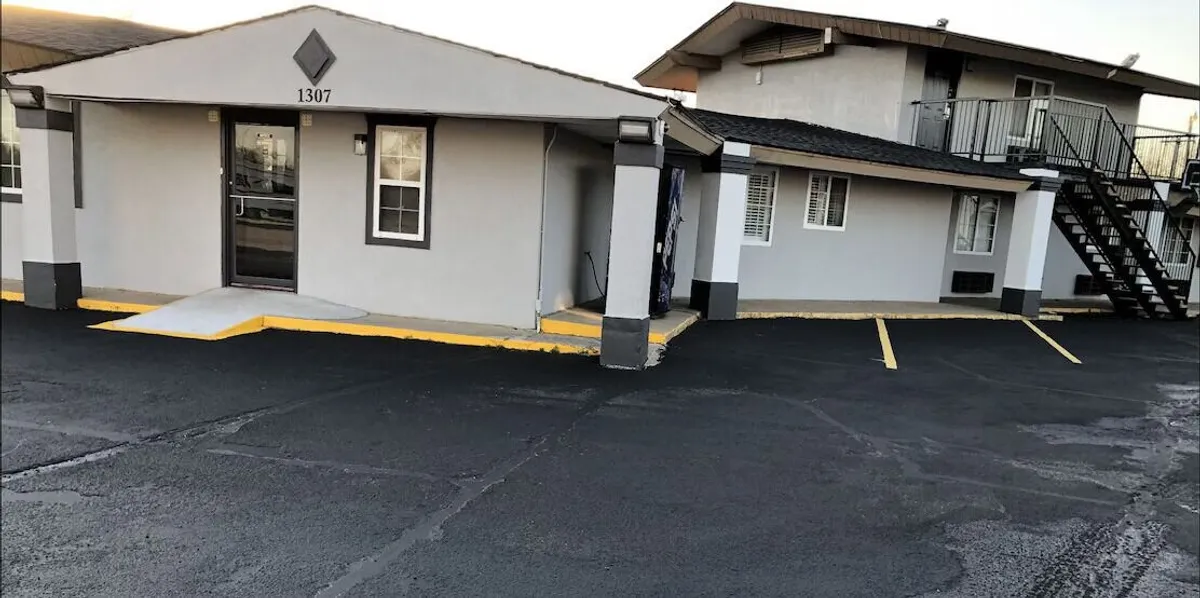 Image of Deluxe Inn & Suites By OYO Miami OK