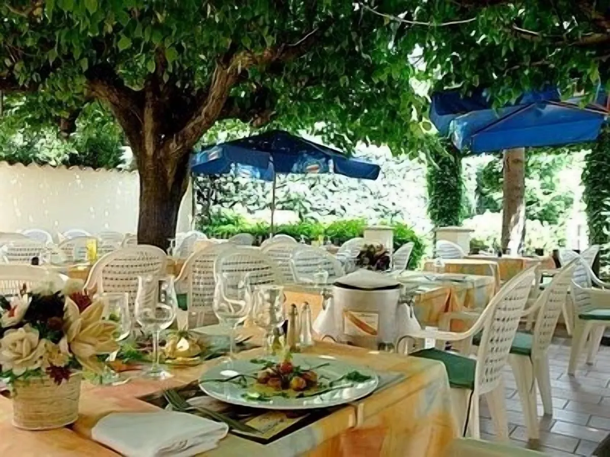 Image of Logis Hotel Des Voyageurs Restaurant La Bonne Tabl'Hay