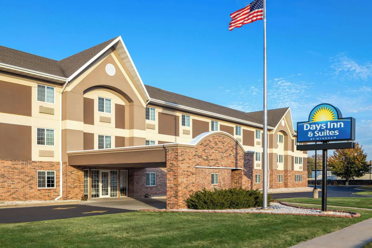 Image of Days Inn & Suites by Wyndham Green Bay WI.