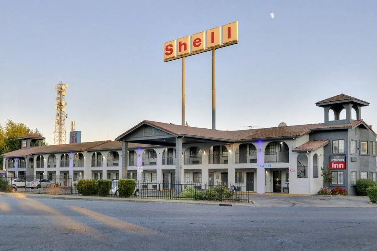 Image of Crossroads Inn - Downtown Sacramento