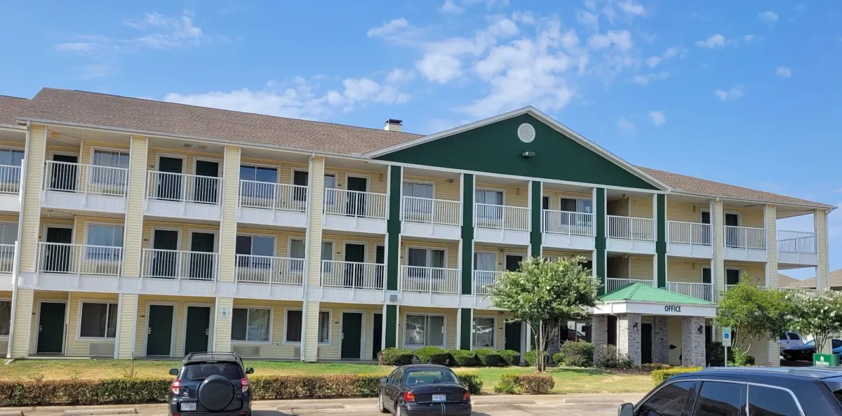 Image of HomeTowne Studios by Red Roof Dallas - Irving
