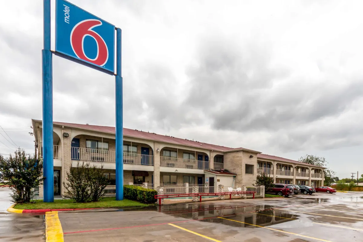 Image of Motel 6 San Antonio, Tx - Frost Bank Center