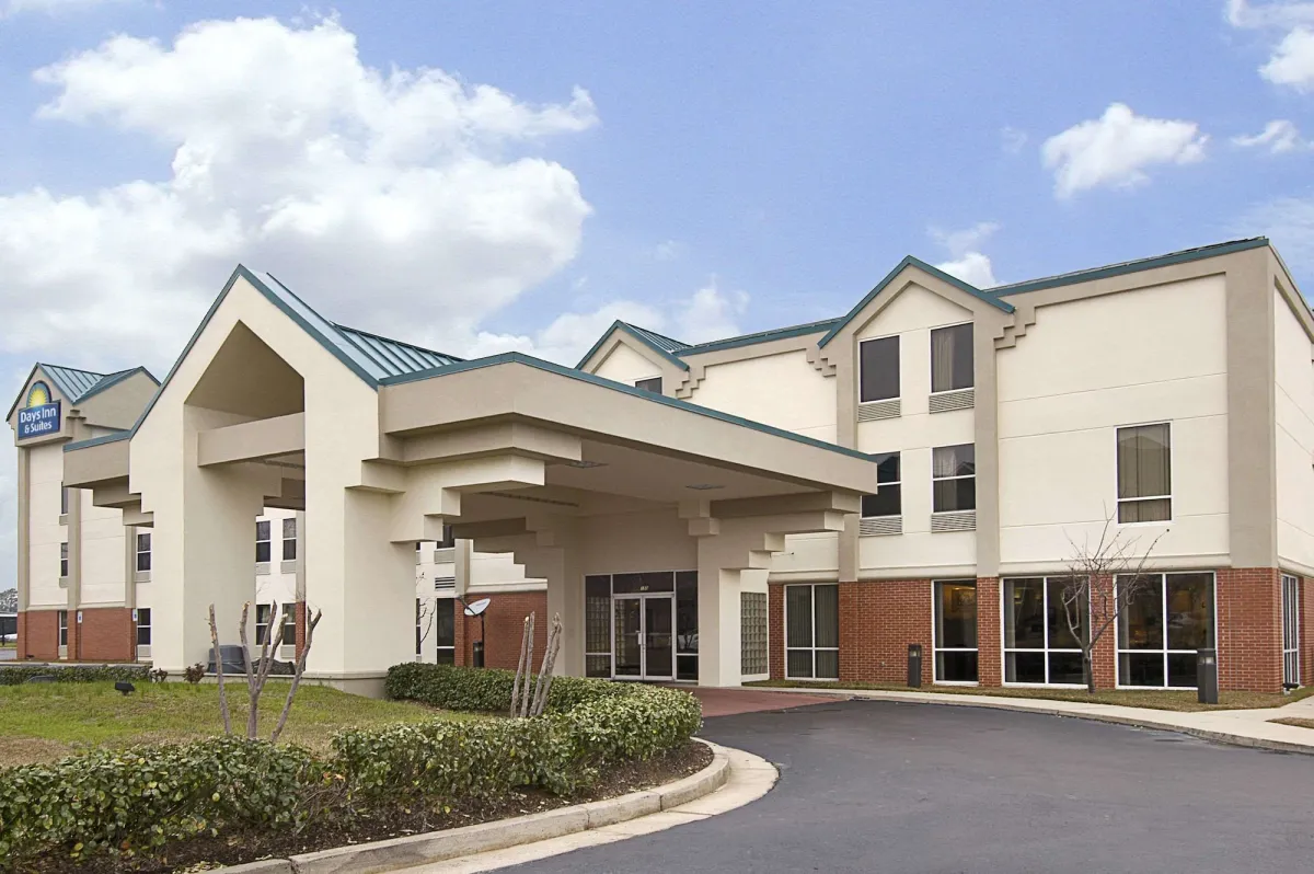 Image of Days Inn & Suites by Wyndham Ridgeland