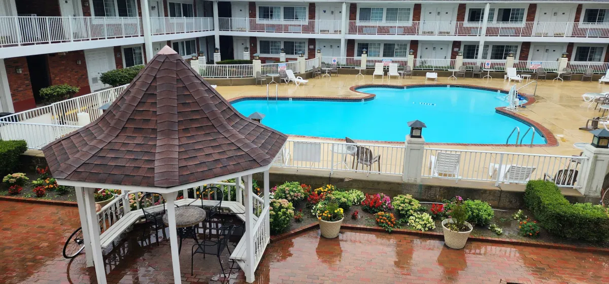 Image of Days Inn & Suites by Wyndham Roseville/Detroit Area