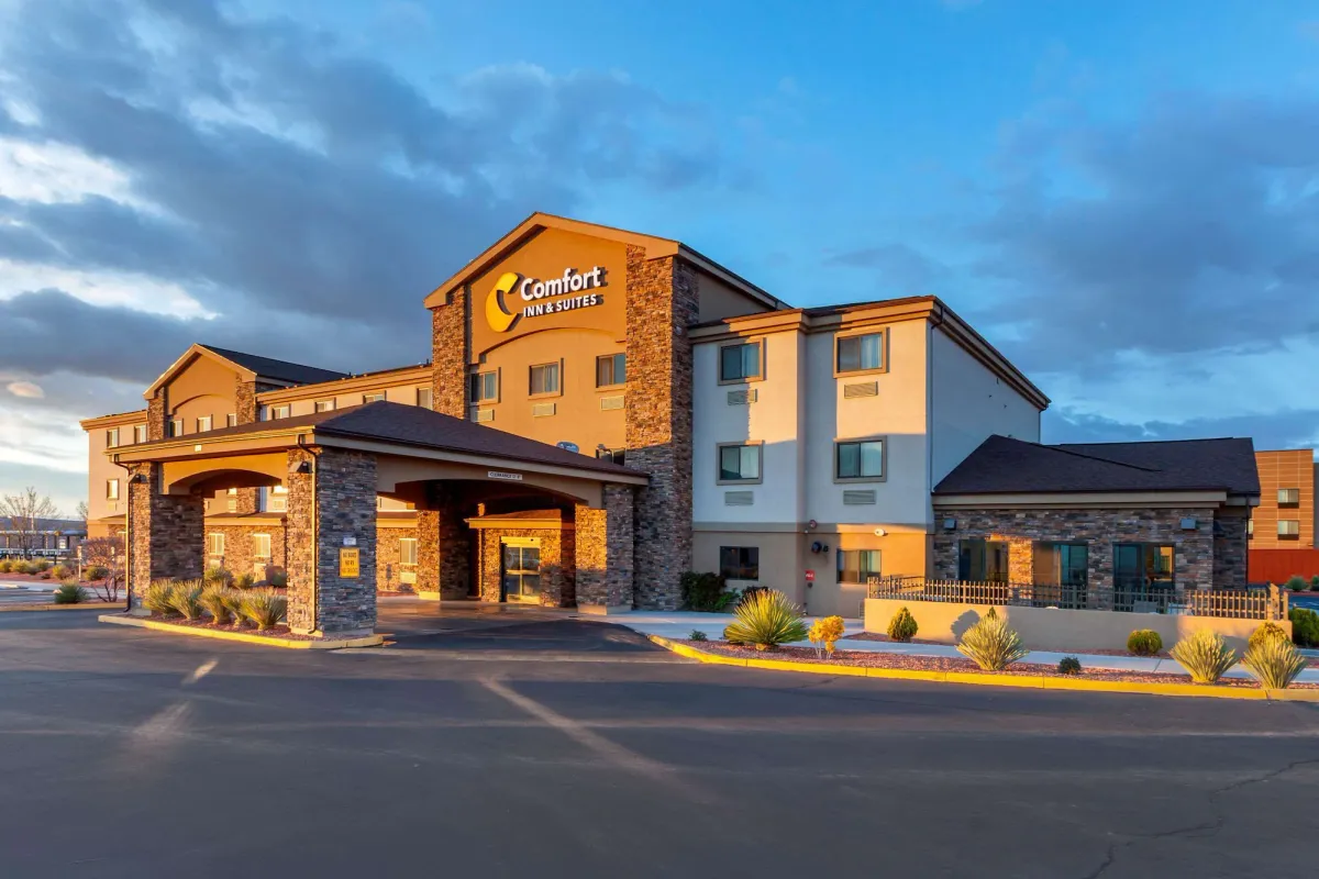 Image of Comfort Inn & Suites Page at Lake Powell