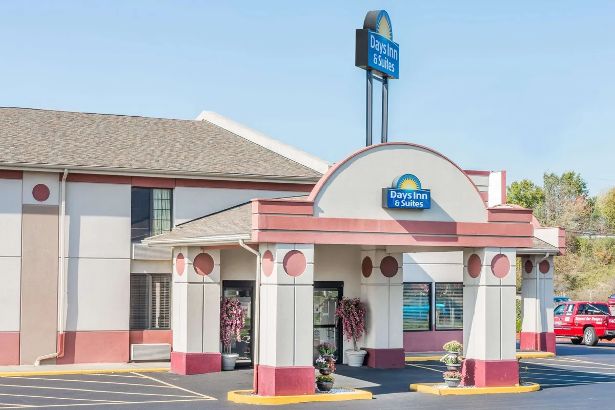 Image of Days Inn & Suites by Wyndham Youngstown / Girard Ohio