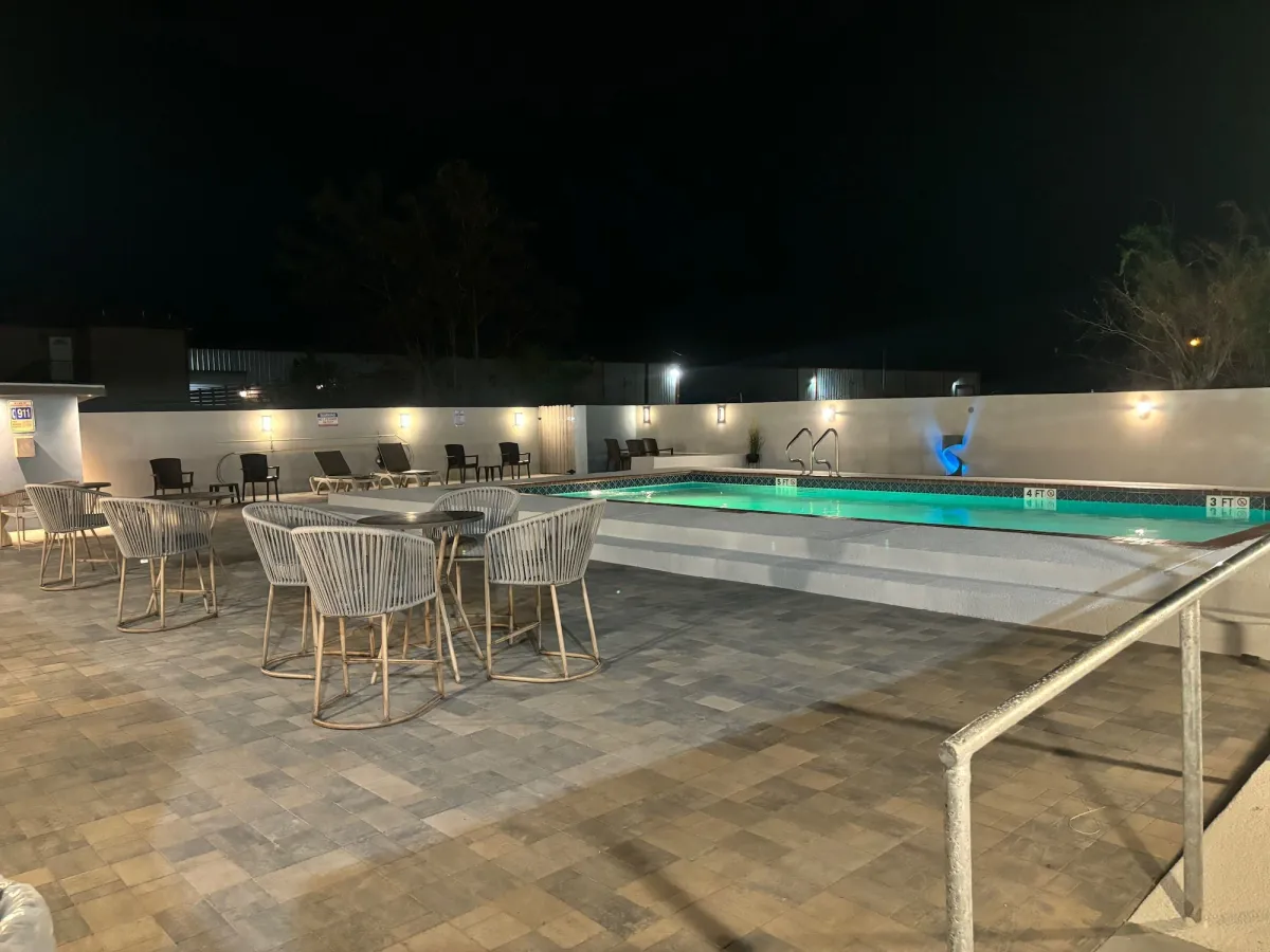 Image of Deluxe Inn & Suites