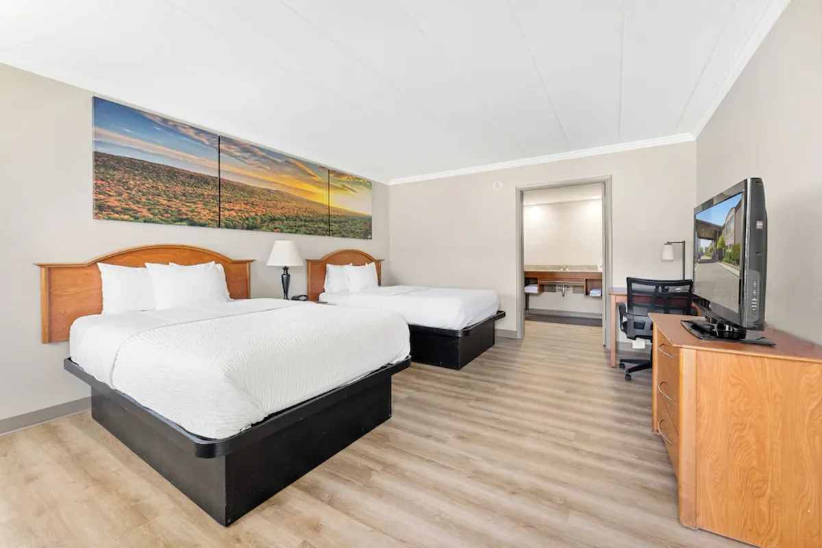 Image of Days Inn & Suites by Wyndham Roseville/Detroit Area