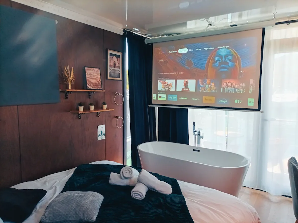 Image of Suite \"Mille et Une Nuits\" sur l'eau avec Jacuzzi (Port Fréjus)