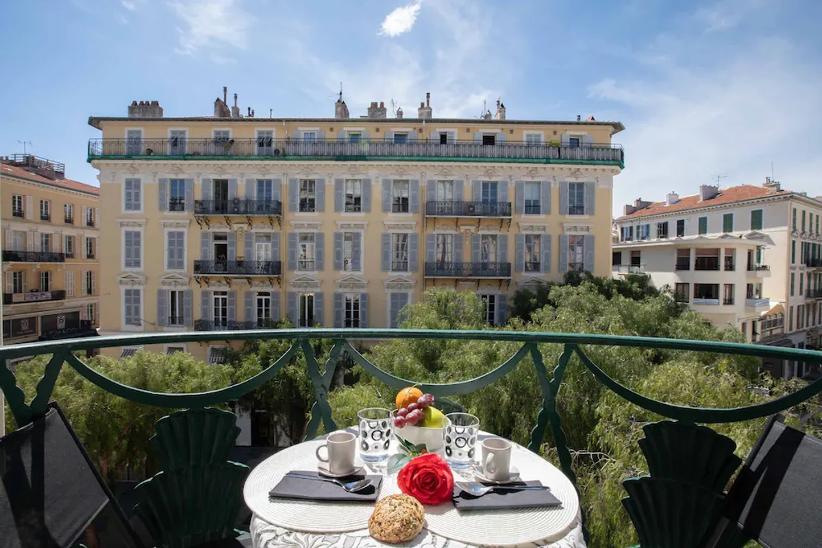 Image of Le Magenta - Happy Rentals