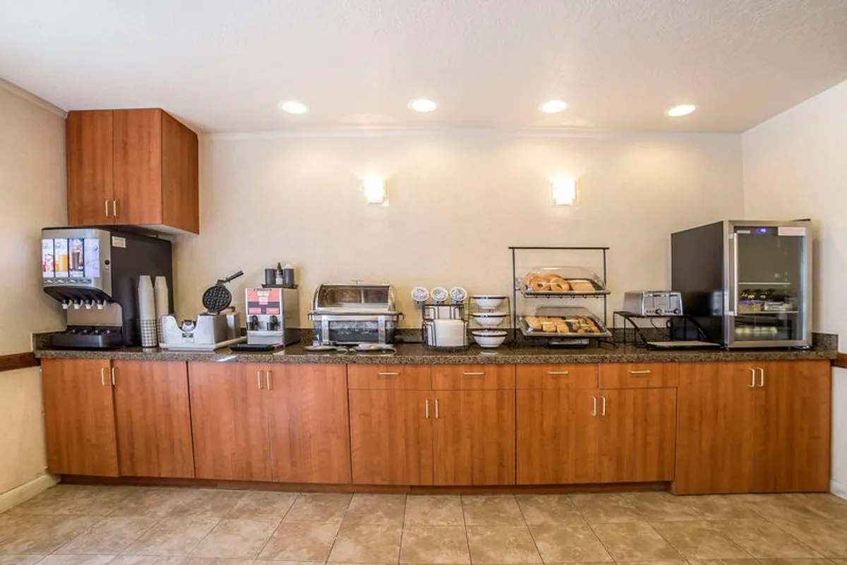 Image of Econo Lodge Inn & Suites