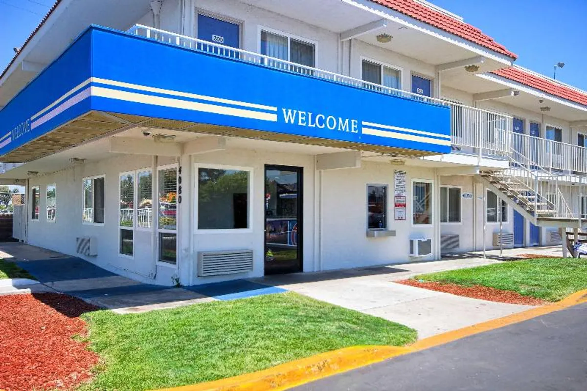 Image of Motel 6 Fresno, CA - Blackstone South