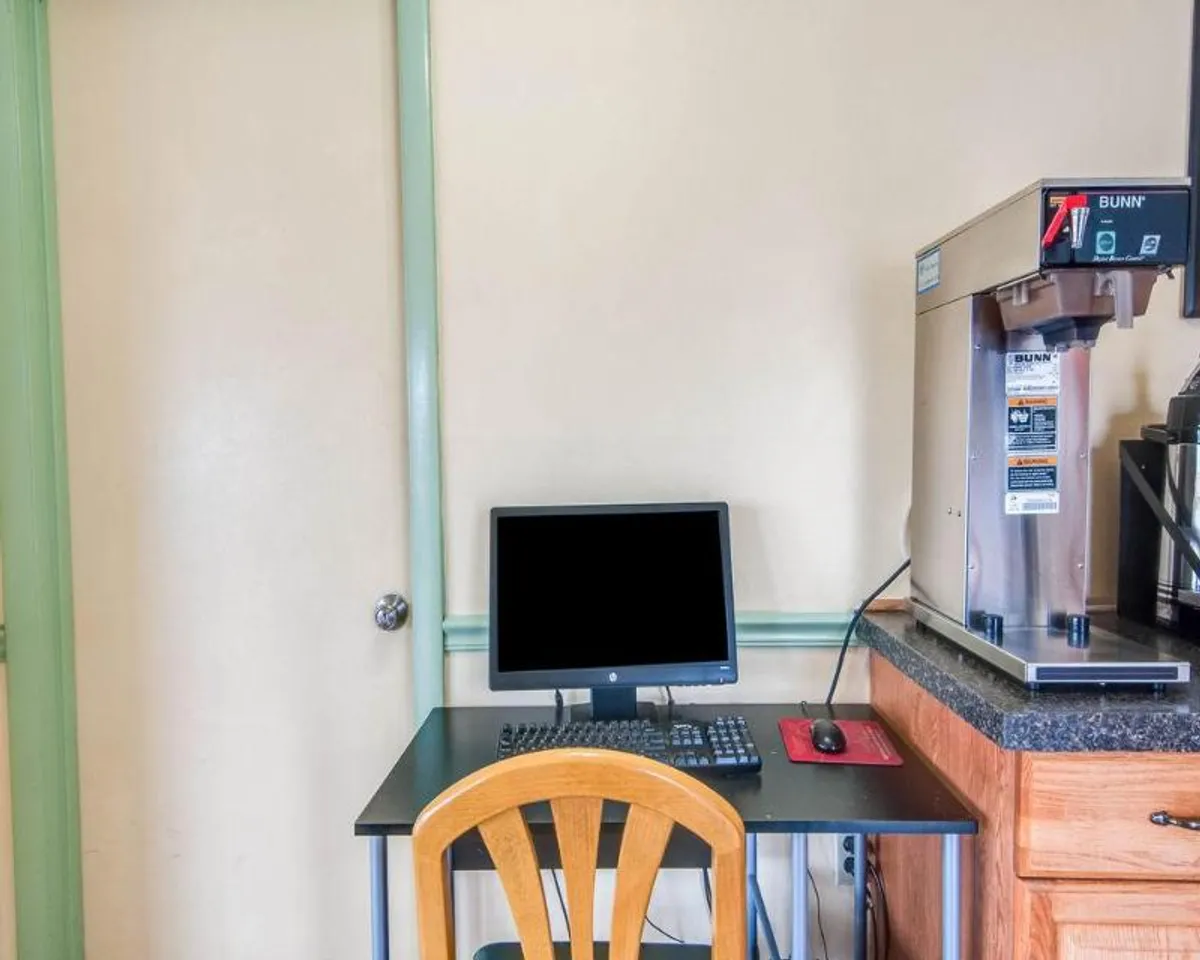 Image of Econo Lodge East