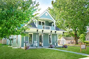 Image of Victorian Cottage steps from historic downtown