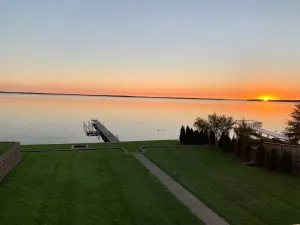 Image of Large 3BR 3 Bath Waterfront Gem SPECTACULAR VIEWS. Relax and Enjoy in Comfort.