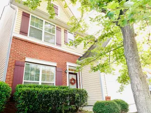 Image of Sunny&Modern 4BR House w\/Home Gym&Parking in Duluth -5 mins to I-85