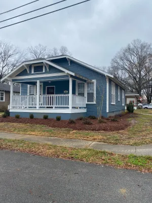 Image of Cozy Chestnut Cottage- Downtown favorite!