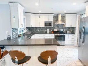 Image of Spacious 4b4bath 2300ft Home Centrally Located