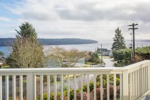 Image of Charming Puget Sound\/Mt Rainier View House