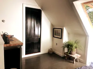 Image of Cozy & Stylish Victorian Studio – Prime Location