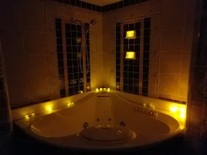 Image of 2 person JACUZZI Cozy Cottage (Entire House)