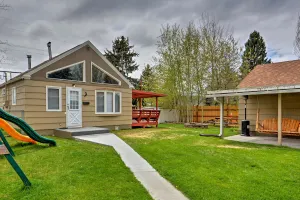 Image of Cozy Garden Bungalow with Parking