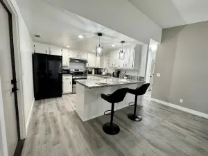 Image of Entire Modern House with King bed & 70inTV