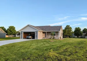 Image of HARVEST COTTAGE Cozy home for family memories in a small town..