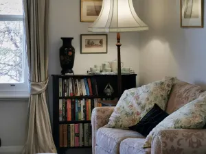 Image of Crabapple Cottage - Nostalgic charm with garden.