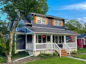 Image of The Little Blue Bungalow / Walk to Shops & Eats