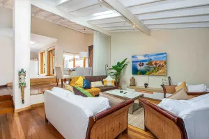 Image of Luxury Retreat Home - 4bed House w/Parking - Mins from CBD