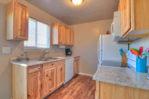 Image of Stylish, Clean Townhome!  Centrally Located,  Pet Friendly! Fast WiFi